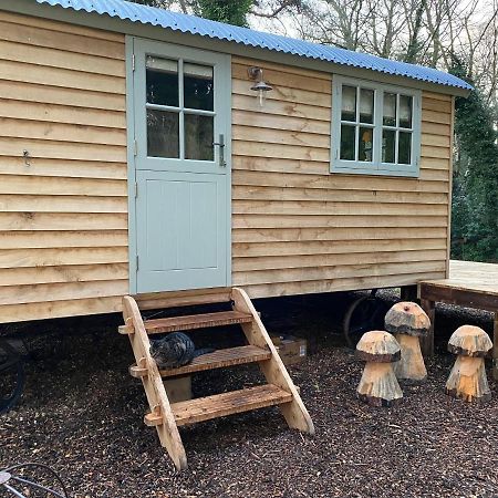 Chez Maurice Luxury Shepherds Hut With Bath And Hot Tub Kelling Экстерьер фото