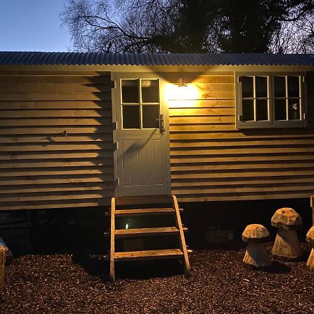 Chez Maurice Luxury Shepherds Hut With Bath And Hot Tub Kelling Экстерьер фото
