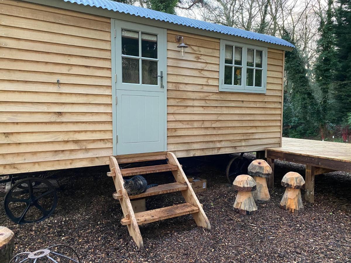 Chez Maurice Luxury Shepherds Hut With Bath And Hot Tub Kelling Экстерьер фото