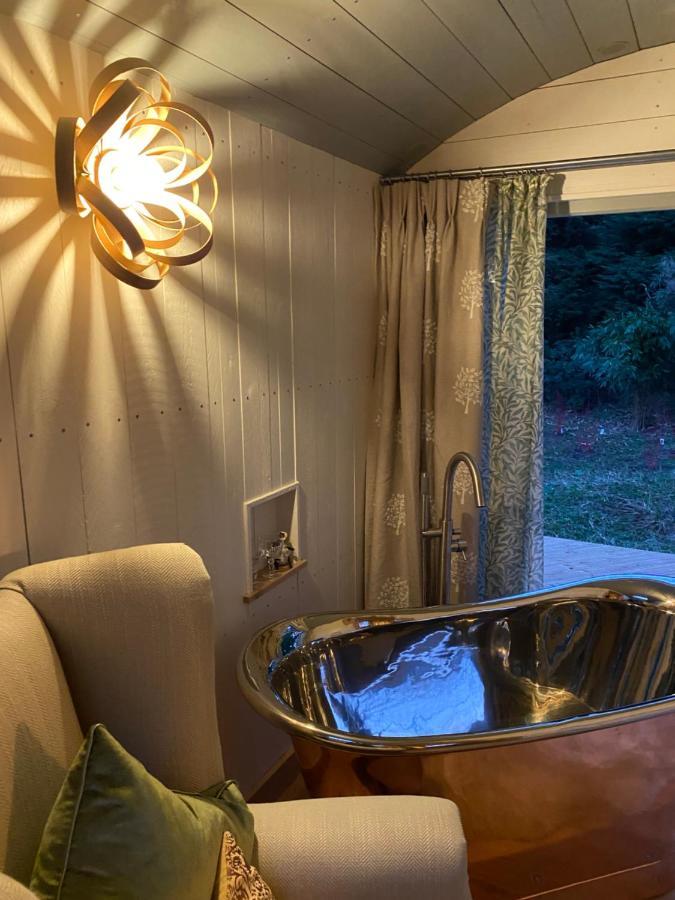 Chez Maurice Luxury Shepherds Hut With Bath And Hot Tub Kelling Экстерьер фото