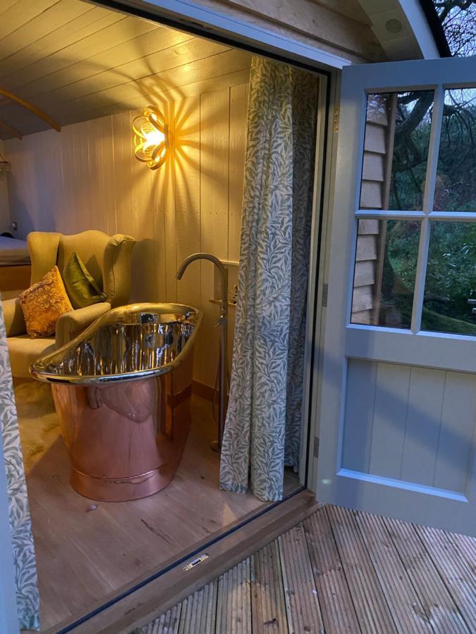 Chez Maurice Luxury Shepherds Hut With Bath And Hot Tub Kelling Экстерьер фото