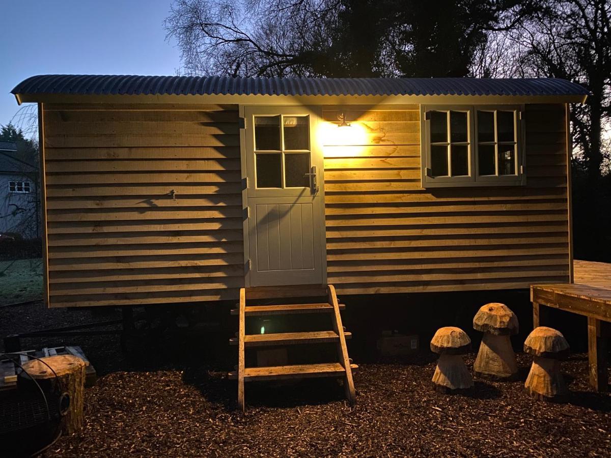 Chez Maurice Luxury Shepherds Hut With Bath And Hot Tub Kelling Экстерьер фото