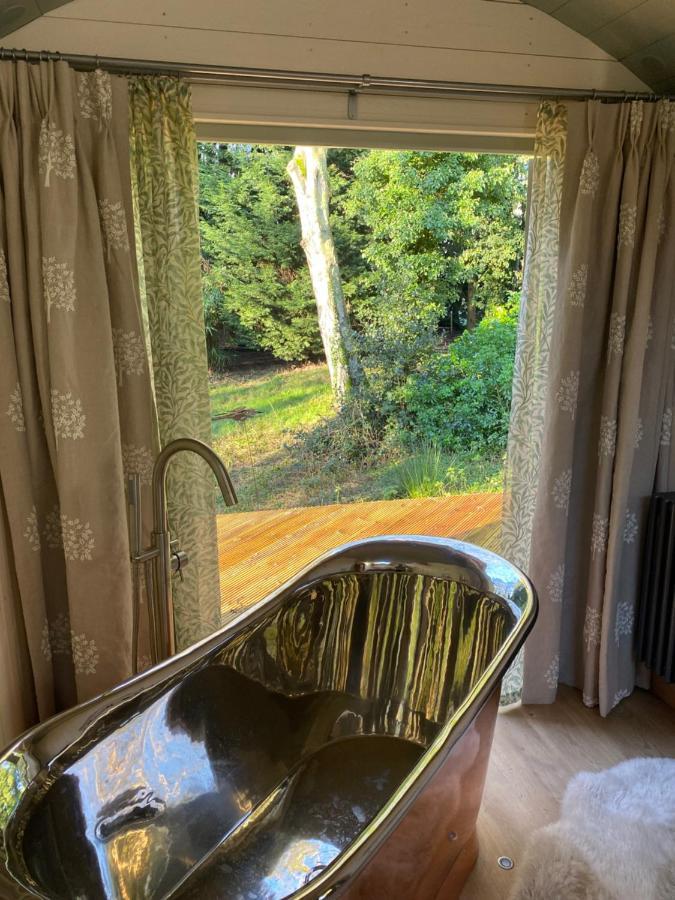 Chez Maurice Luxury Shepherds Hut With Bath And Hot Tub Kelling Экстерьер фото
