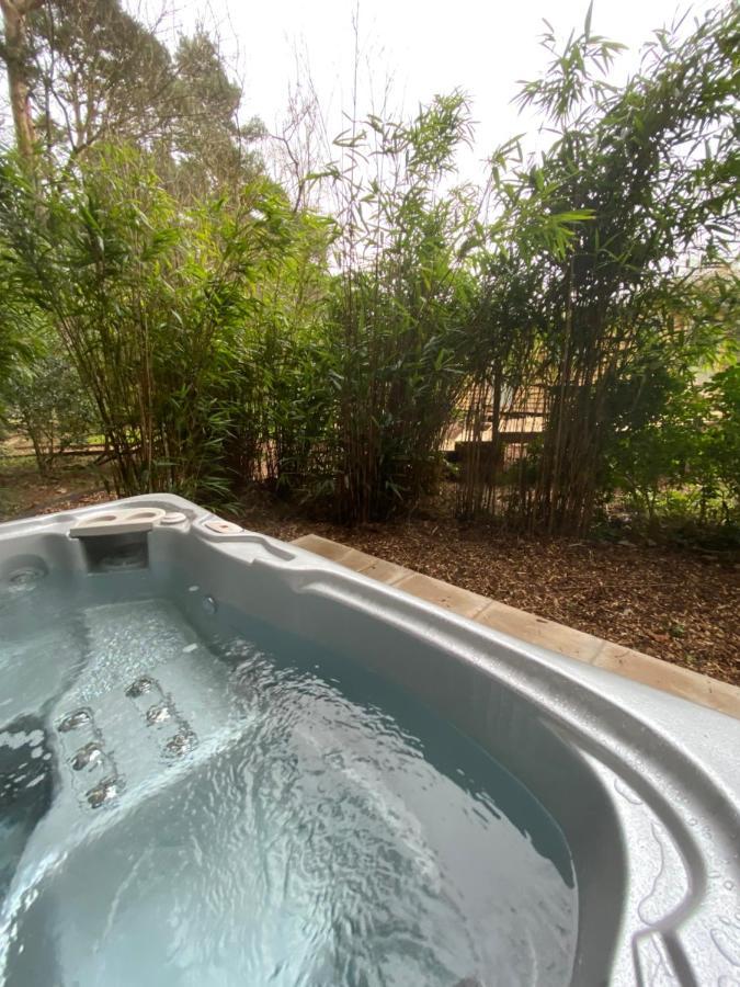 Chez Maurice Luxury Shepherds Hut With Bath And Hot Tub Kelling Экстерьер фото