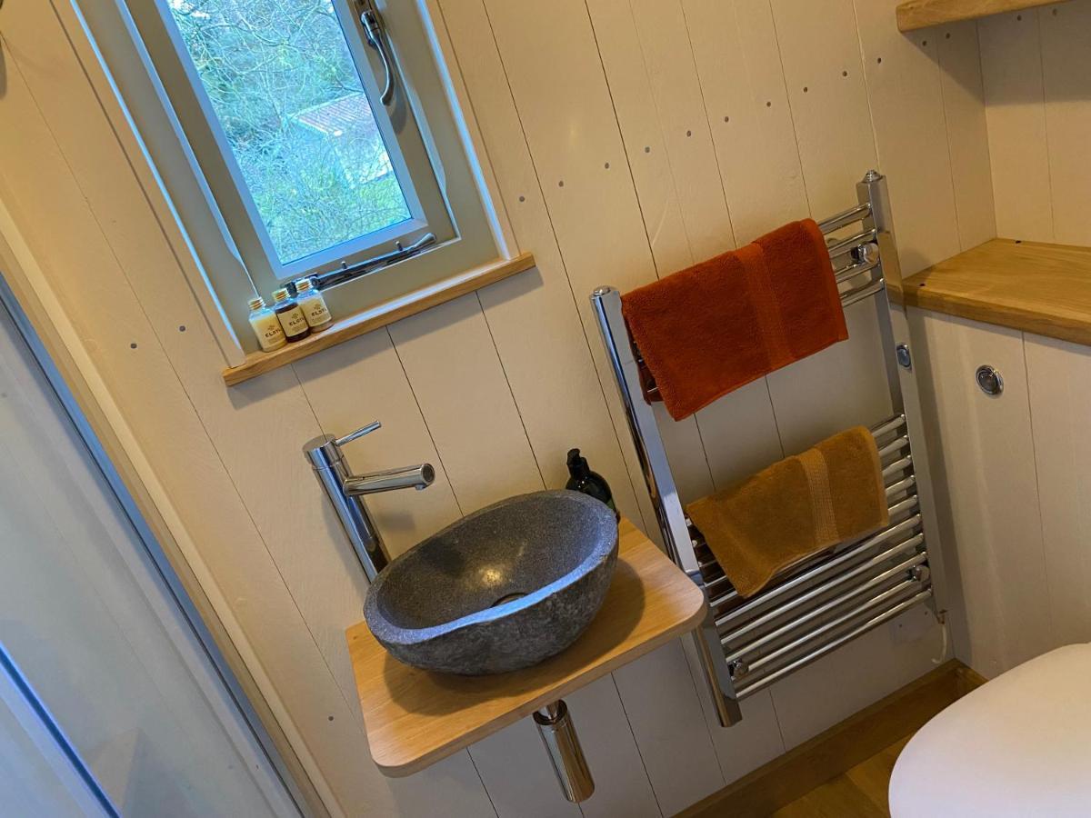 Chez Maurice Luxury Shepherds Hut With Bath And Hot Tub Kelling Экстерьер фото