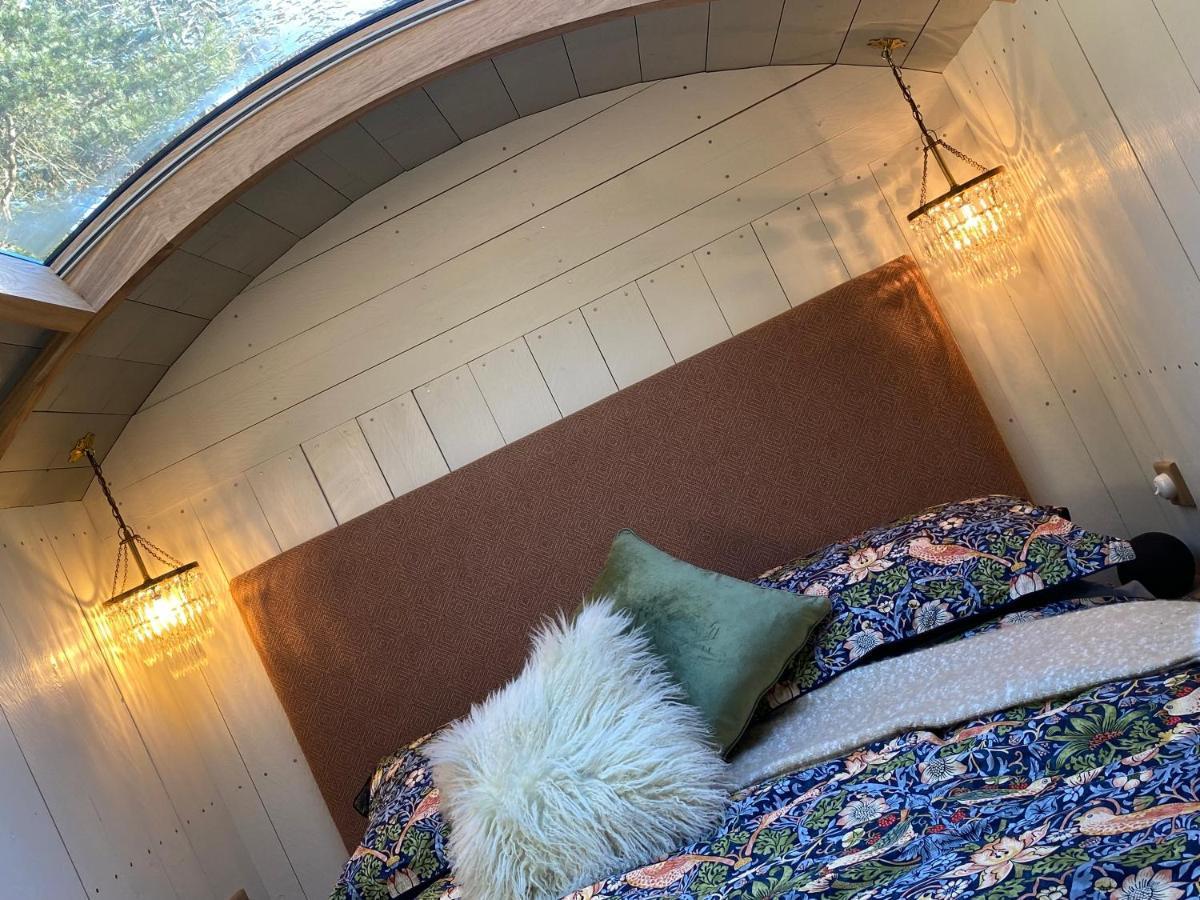Chez Maurice Luxury Shepherds Hut With Bath And Hot Tub Kelling Экстерьер фото