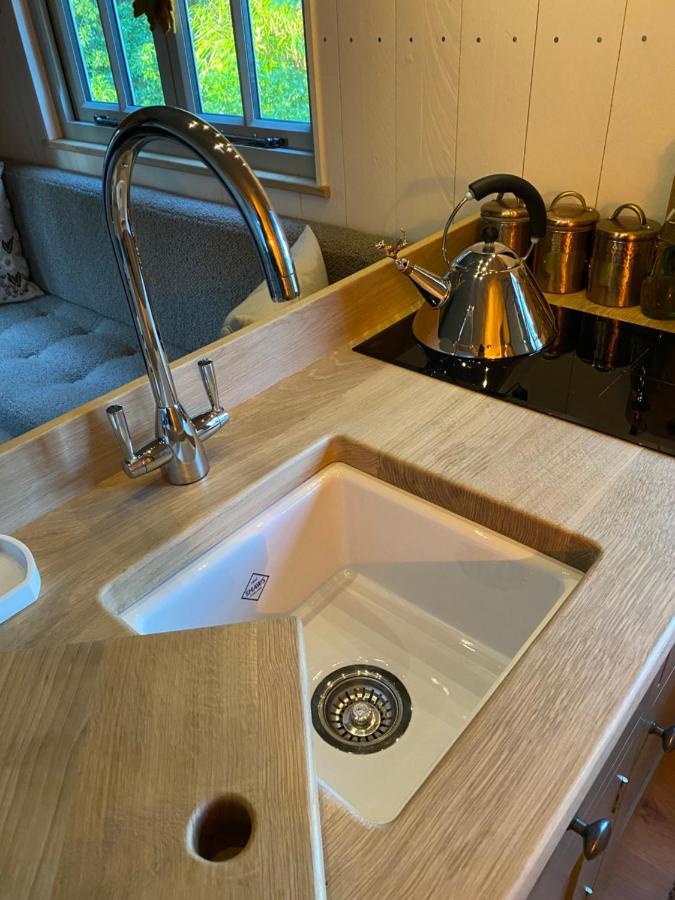 Chez Maurice Luxury Shepherds Hut With Bath And Hot Tub Kelling Экстерьер фото